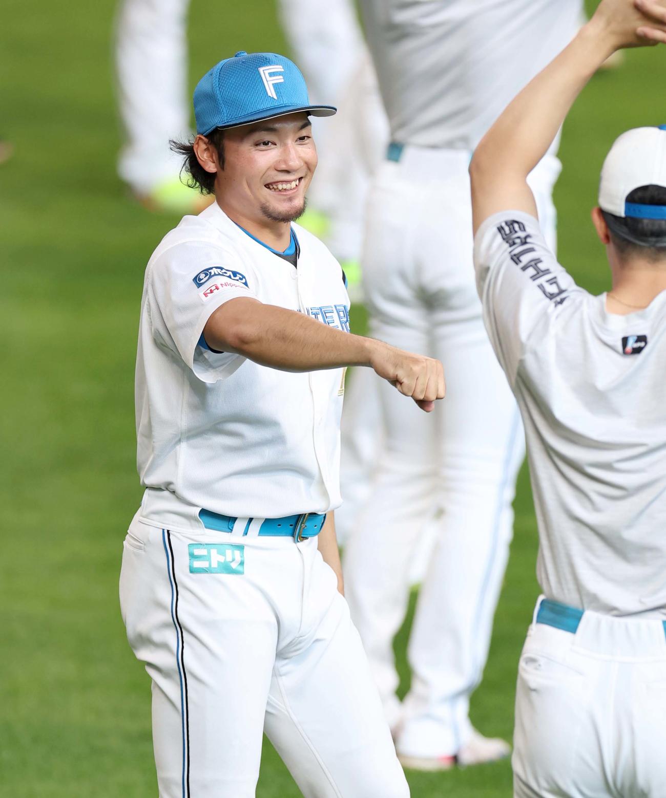 笑顔でアップする日本ハム伊藤（撮影・黒川智章）