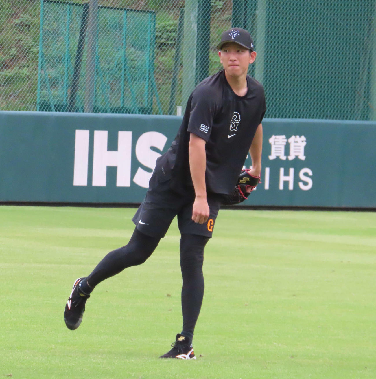 キャッチボールをする巨人戸郷（撮影・水谷京裕）