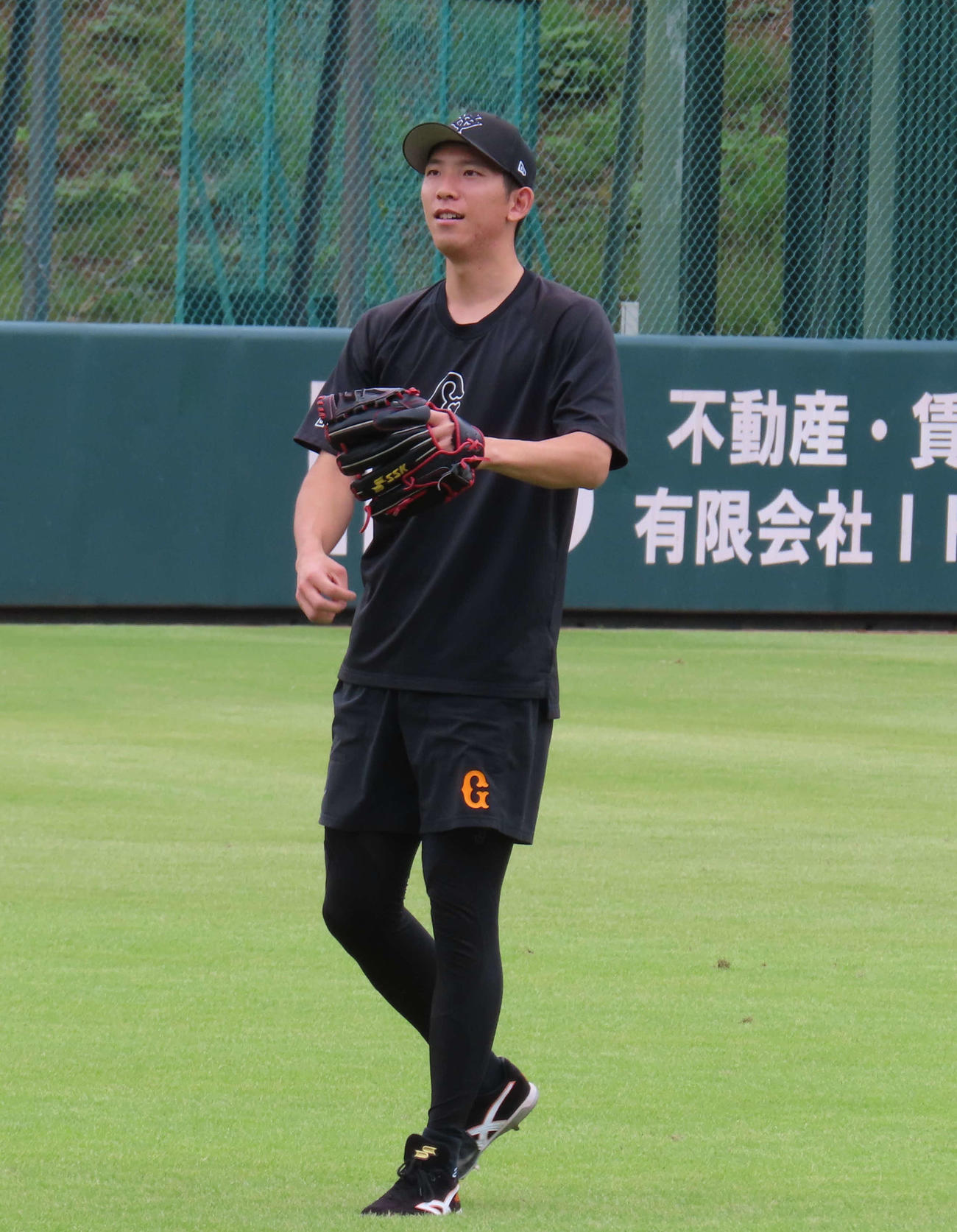 キャッチボールをする巨人戸郷（撮影・水谷京裕）