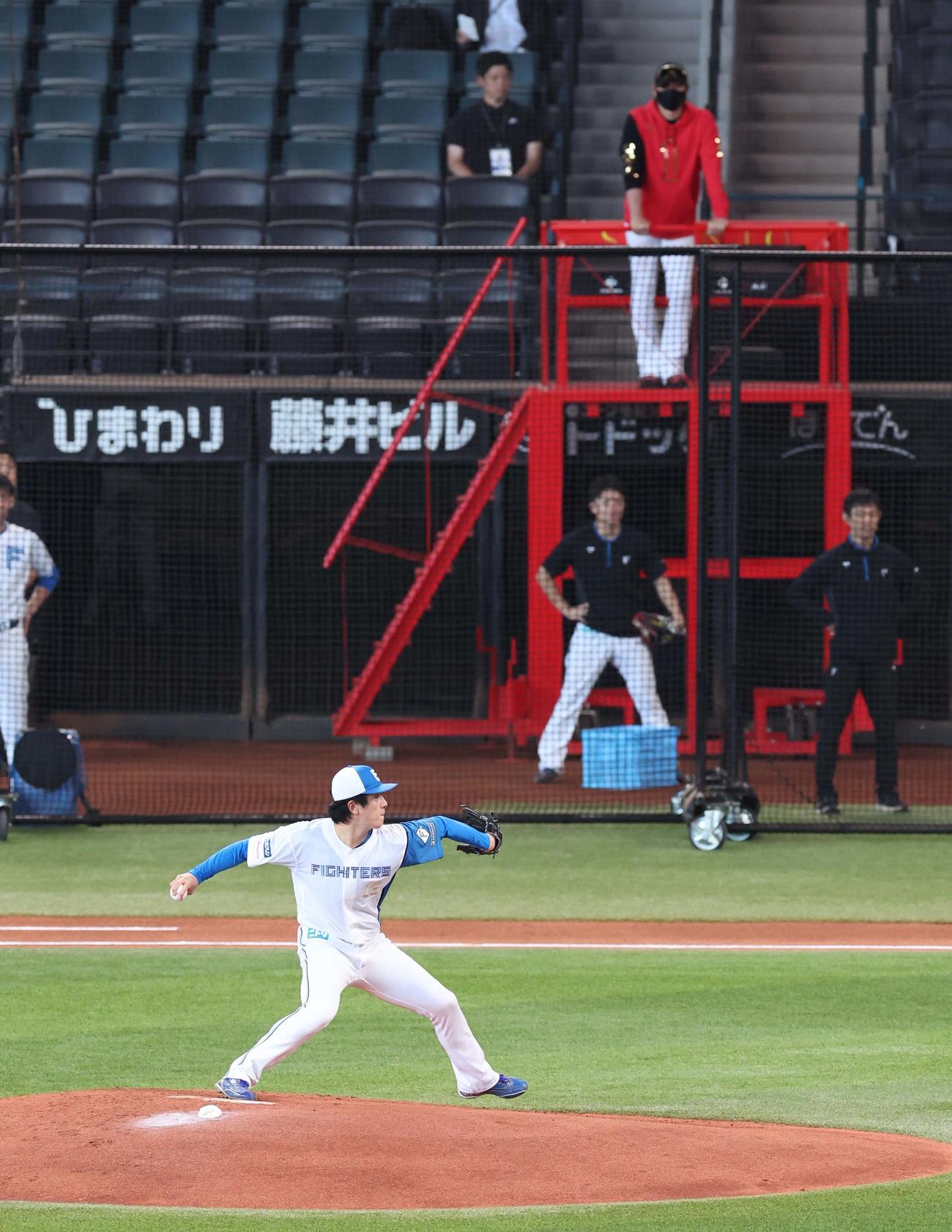 新庄監督（後方）が見つめるなか、ライブBPを行う北山（撮影・黒川智章）