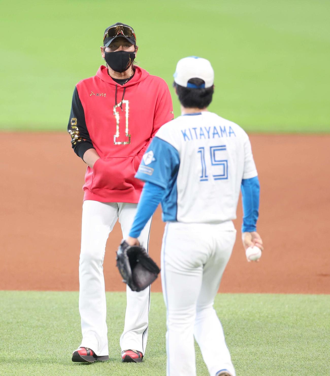ライブBPを行う北山と話す新庄監督（撮影・黒川智章）
