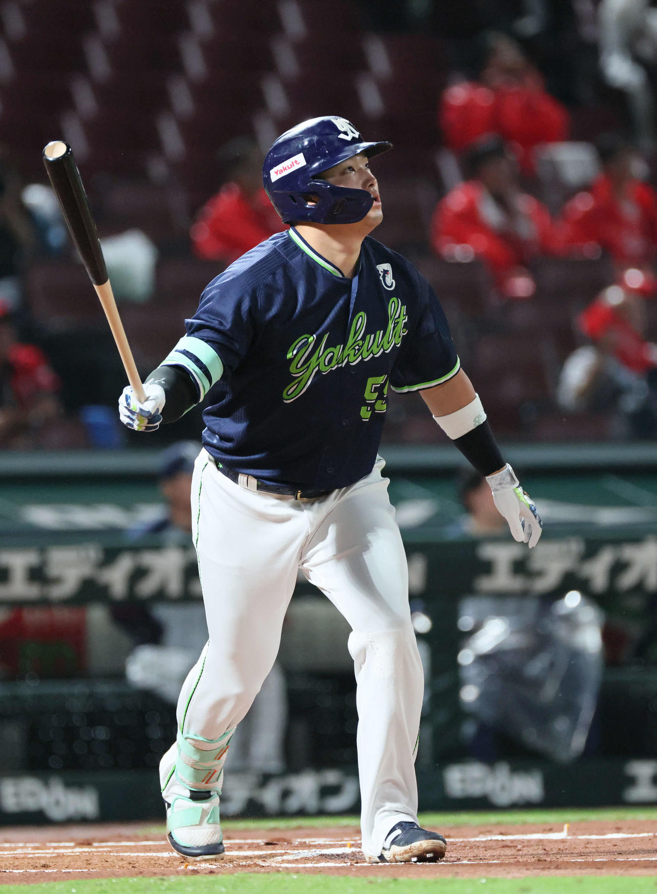 広島対ヤクルト　1回表ヤクルト1死二、三塁、村上は先制右犠飛を放つ（撮影・加藤孝規）