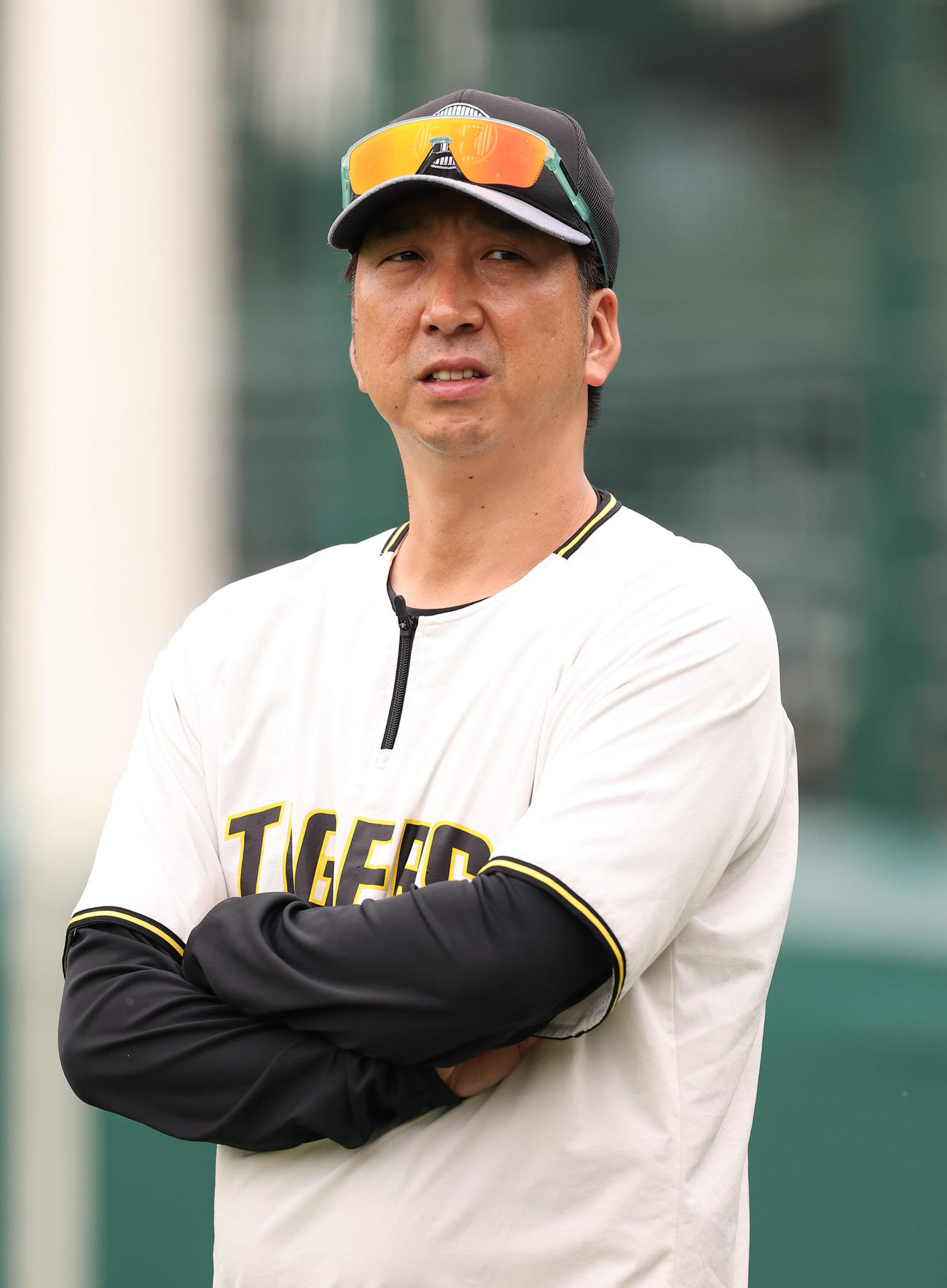 練習を見守る阪神藤川監督（撮影・上田博志）