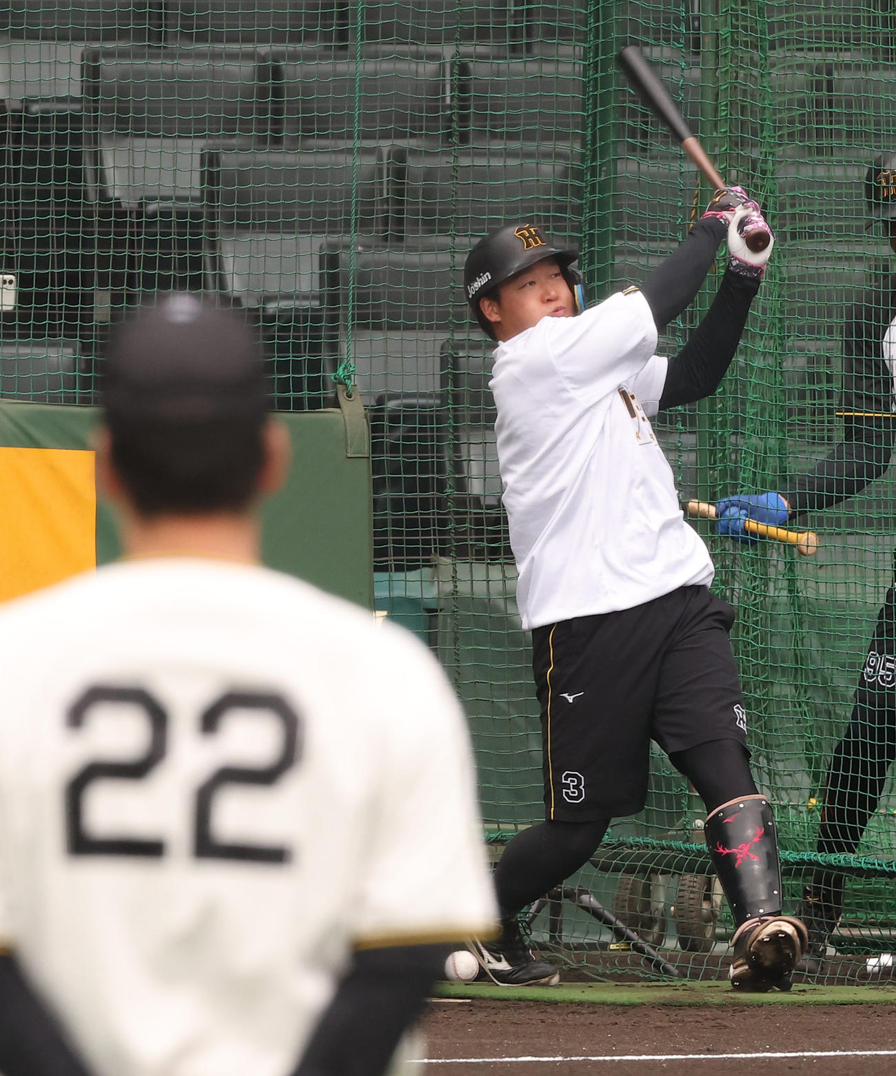 阪神藤川監督（左）のチェックを受けながらフリー打撃練習をする大山（撮影・上田博志）