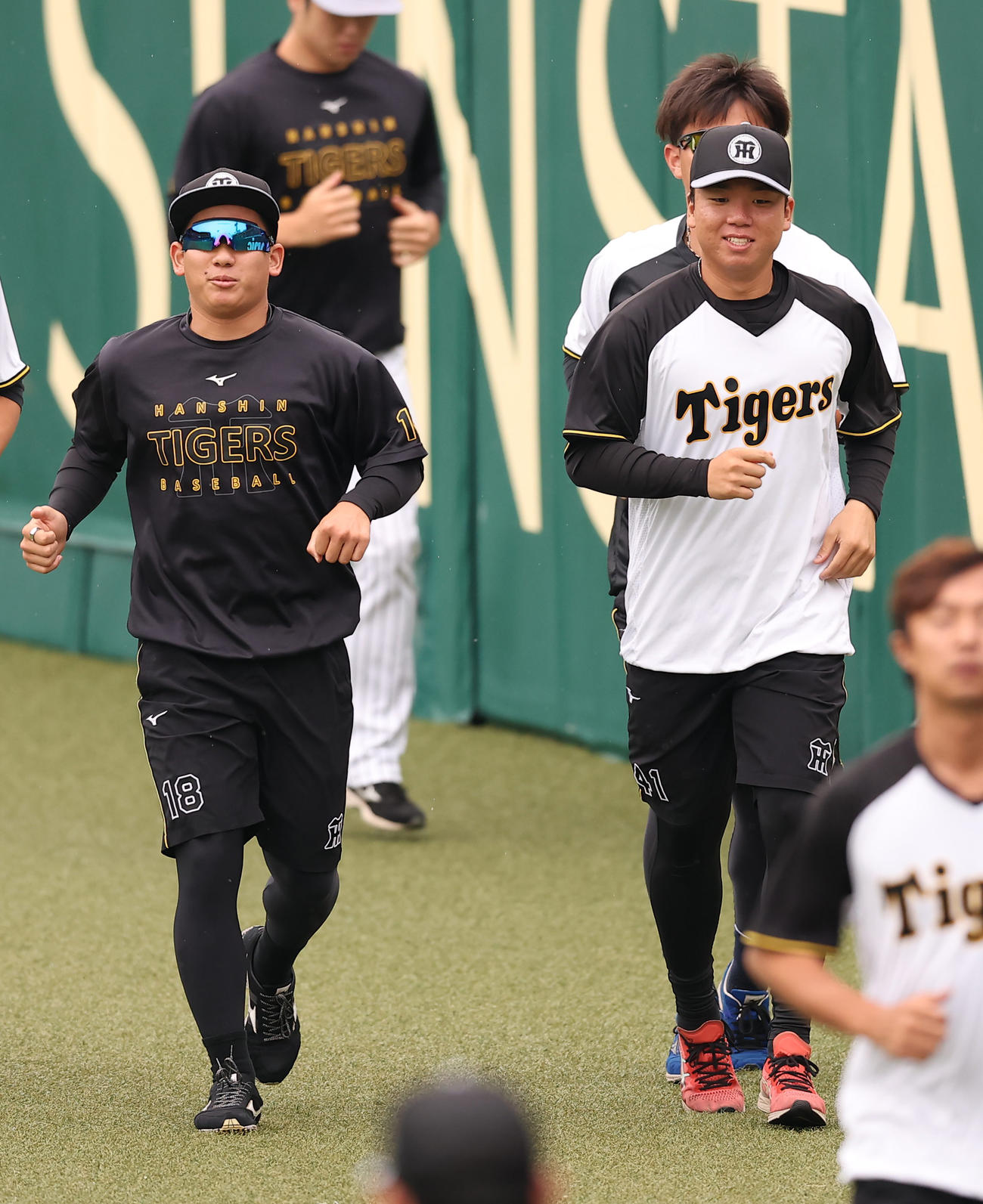 外野をランニングする阪神伊原（左）と村上（撮影・上田博志）