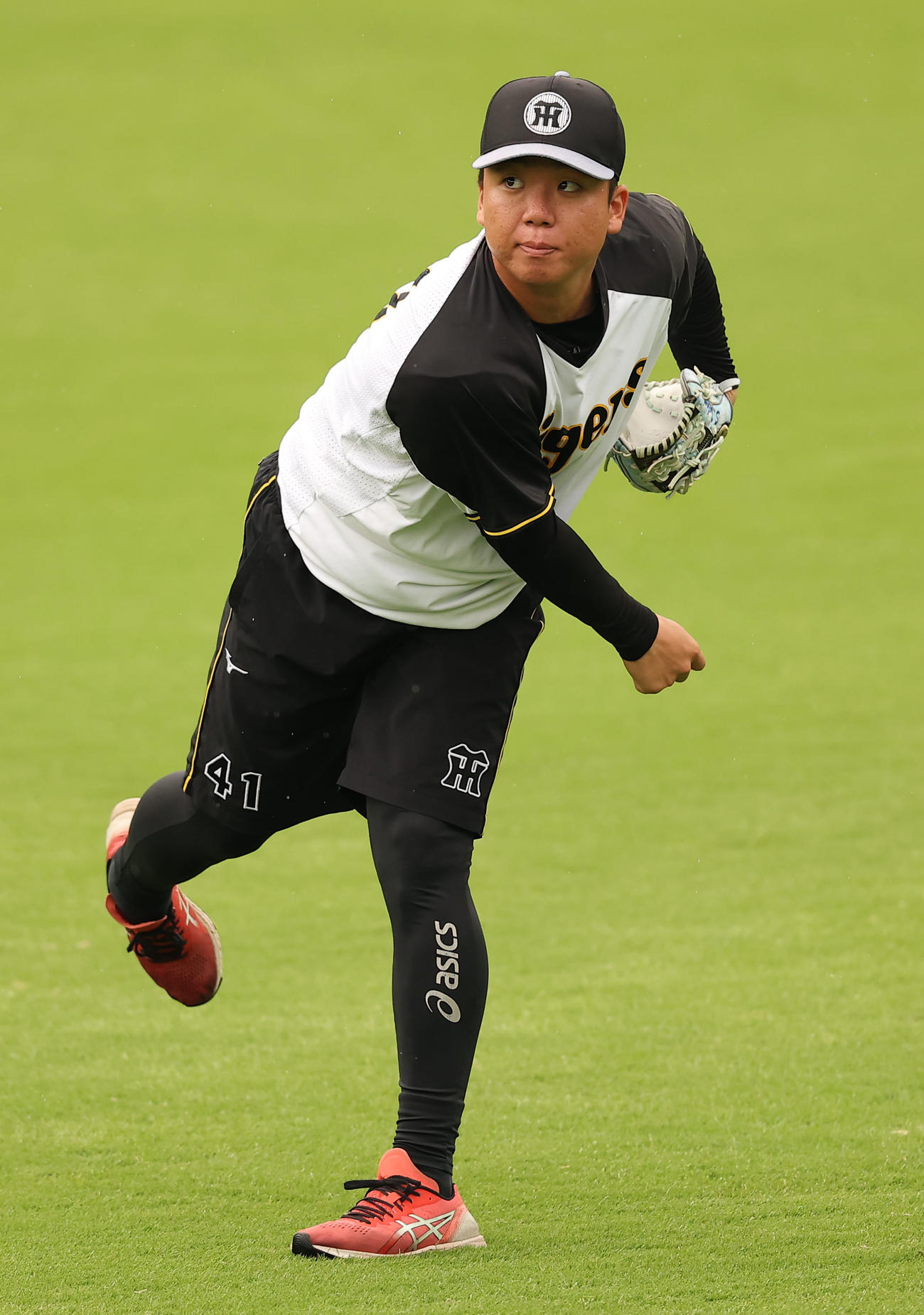 キャッチボールをする阪神村上（撮影・上田博志）