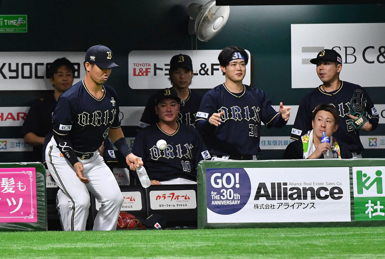 ソフトバンク対オリックス　5回表オリックス1死一塁、堀のプロ初安打の記念球を回収する頓宮（左）（撮影・岩下翔太）