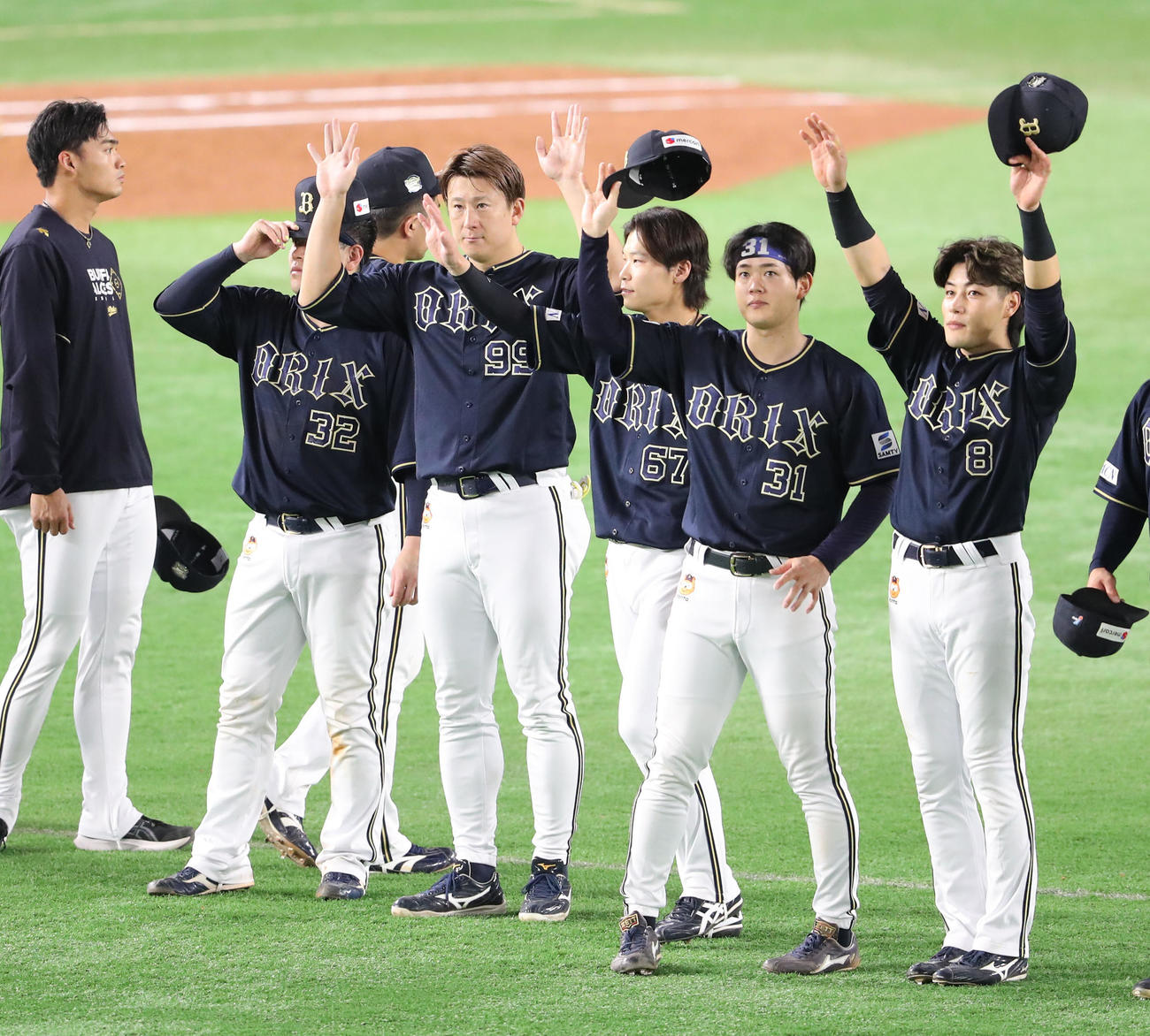ソフトバンク対オリックス　福岡みずほペイペイドームでの最終戦を終えたオリックスナインはスタンドのファンにあいさつ（撮影・梅根麻紀）