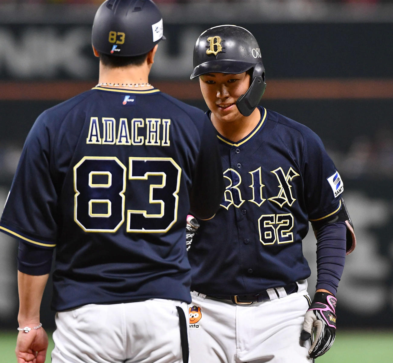 ソフトバンク対オリックス　5回表オリックス1死一塁、中前へプロ初安打を放った堀（右）は安達コーチとタッチを交わす（撮影・岩下翔太）