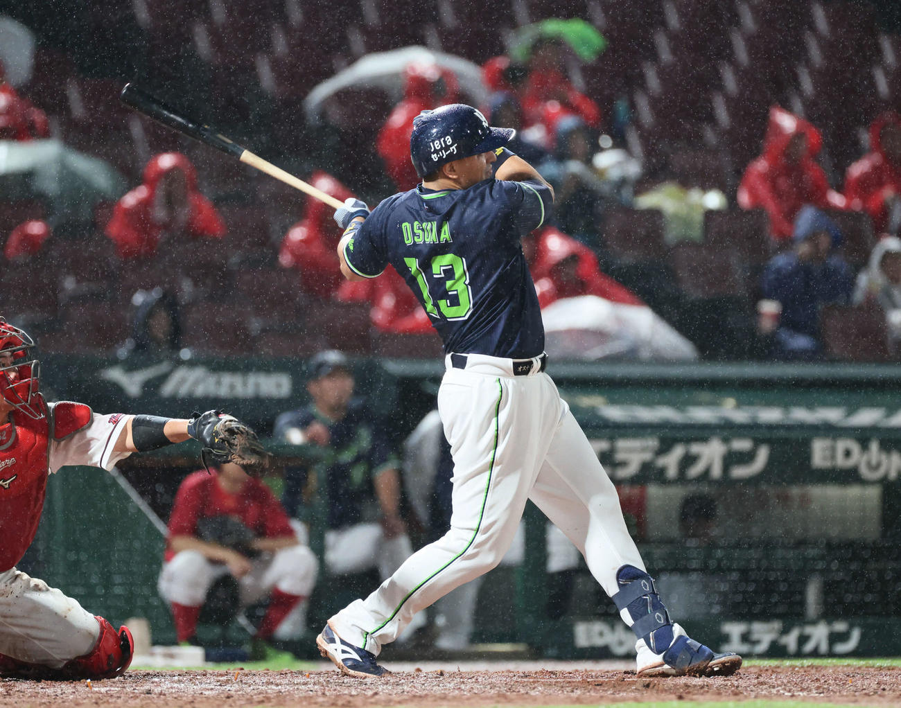 広島対ヤクルト　5回表ヤクルト2死二、三塁、オスナは左2点適時二塁打を放つ（撮影・加藤孝規）