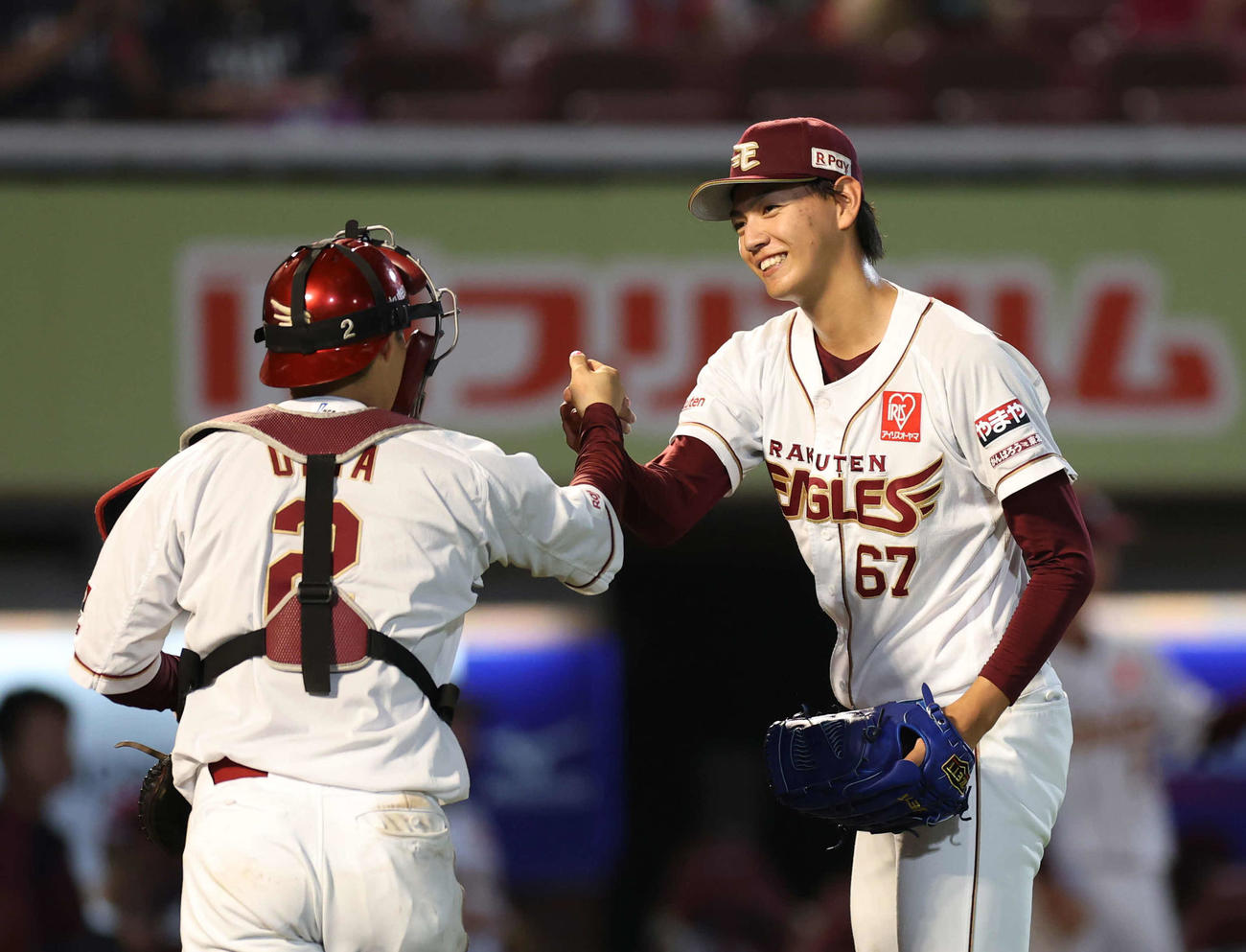 楽天対西武　5回表西武　5回表を無失点で終え、太田（左）と笑顔でタッチを交わす大内（撮影・増田悦実）