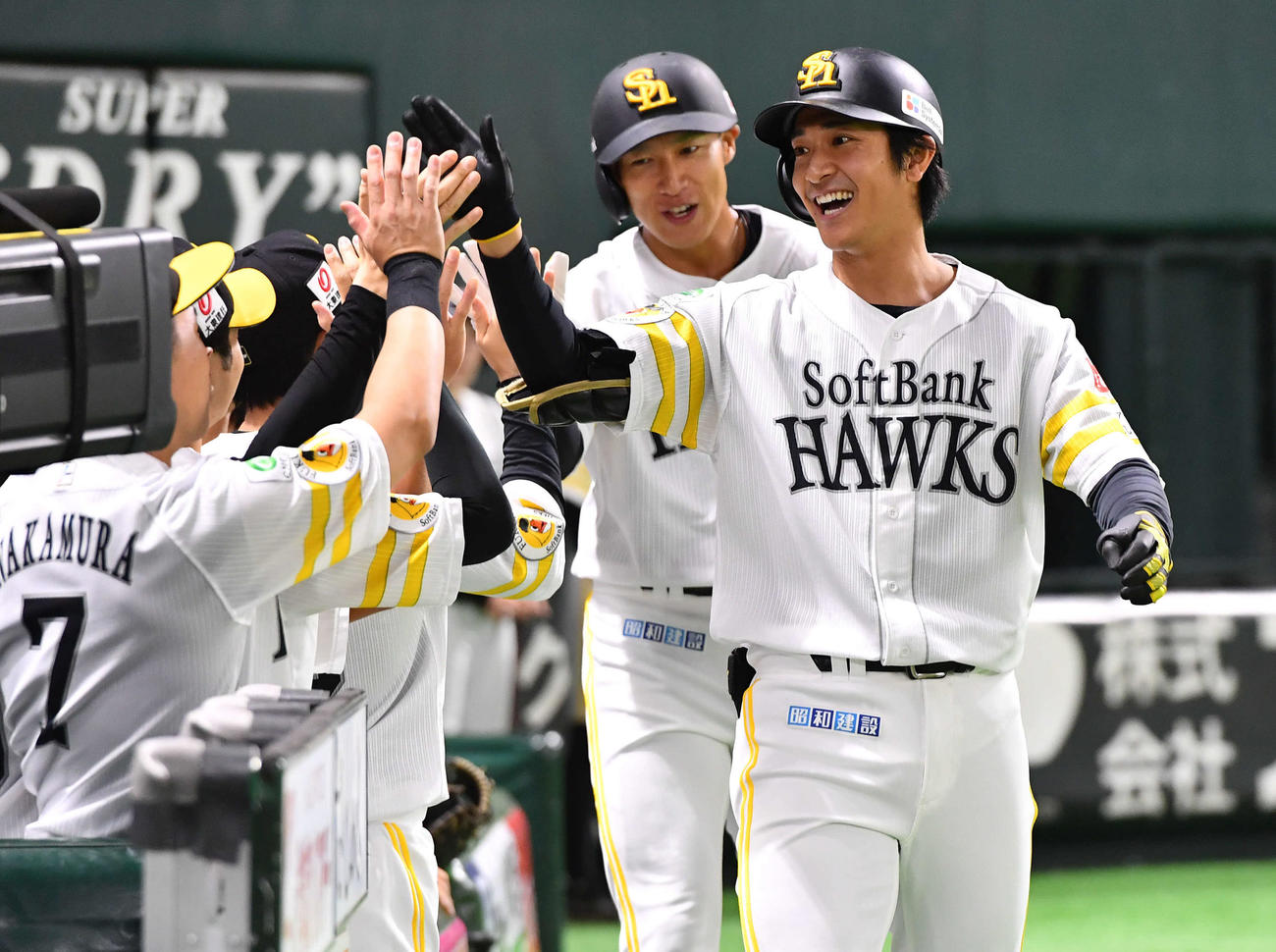 ソフトバンク対オリックス　1回裏ソフトバンク無死一塁、先制の右越え2点本塁打を放った柳町（右端）はナインと笑顔でタッチを交わす。右から2人目は柳田（撮影・岩下翔太）