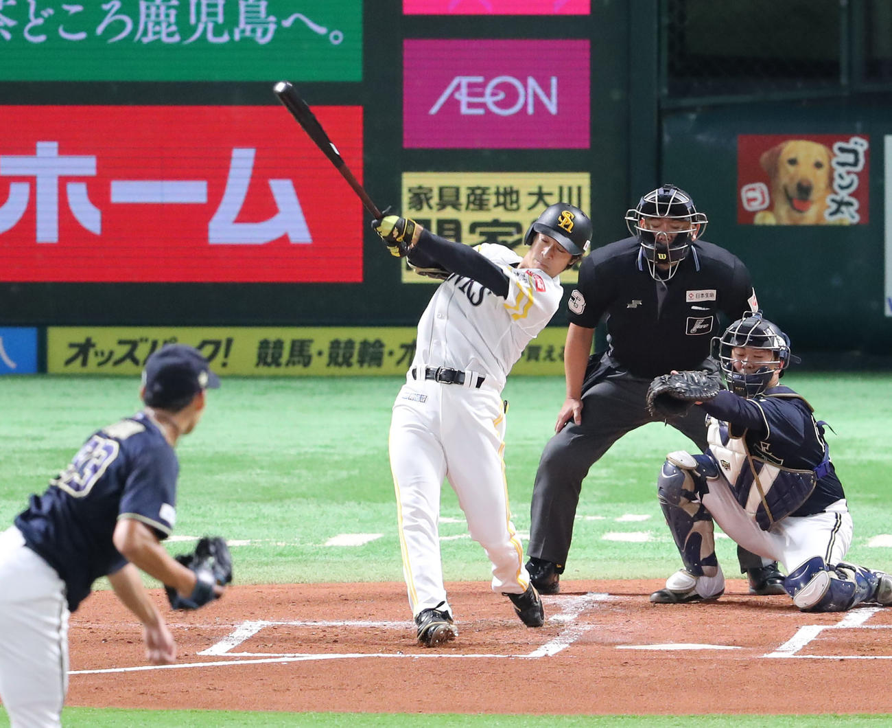 ソフトバンク対オリックス　1回裏ソフトバンク無死一塁、柳町は右越えに先制となる2点本塁打を放つ（撮影・梅根麻紀）