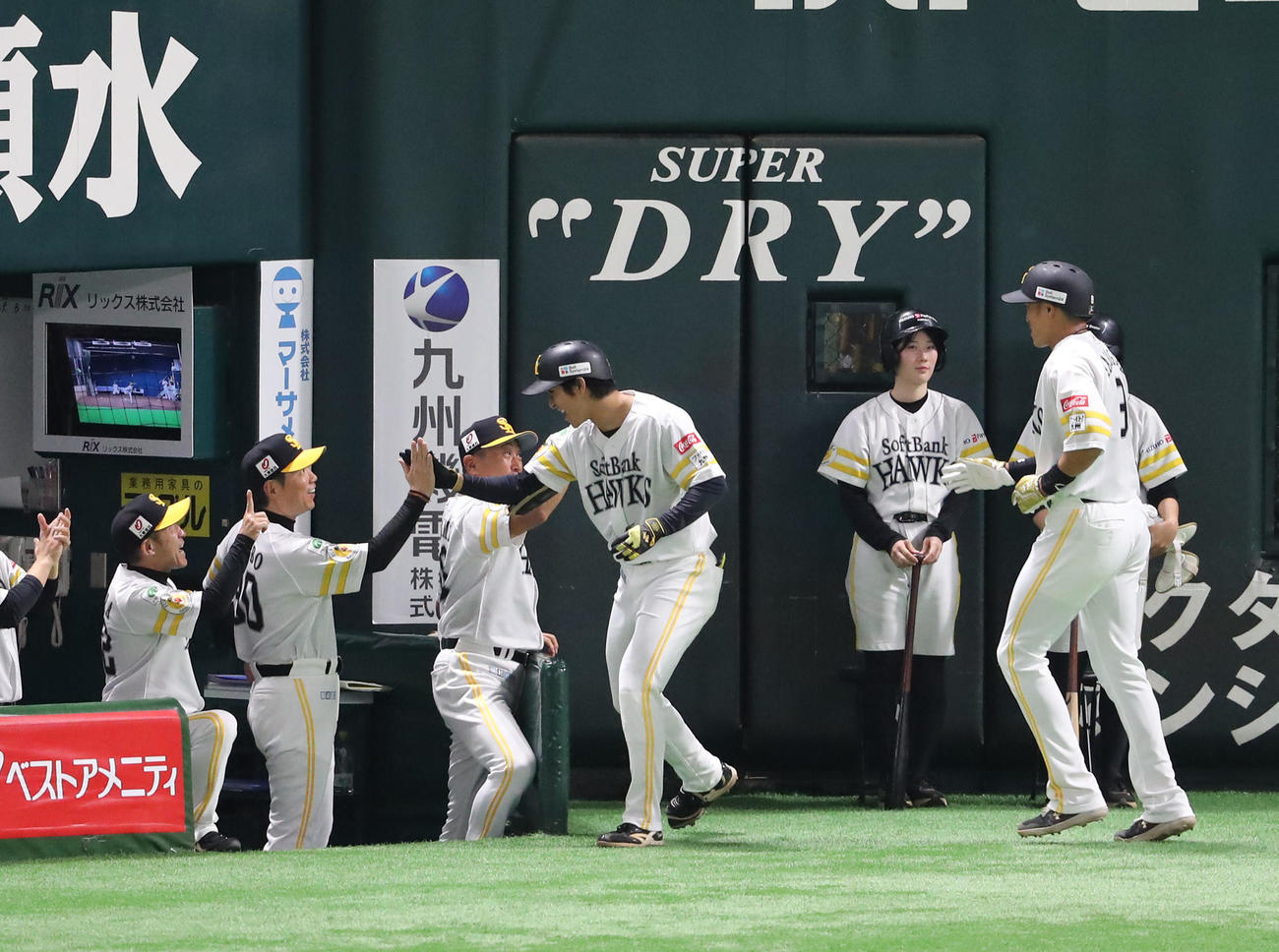 ソフトバンク対オリックス　1回裏ソフトバンク無死一塁、柳町は右越えに先制となる2点本塁打を放ち小久保監督とハイタッチ（撮影・梅根麻紀）