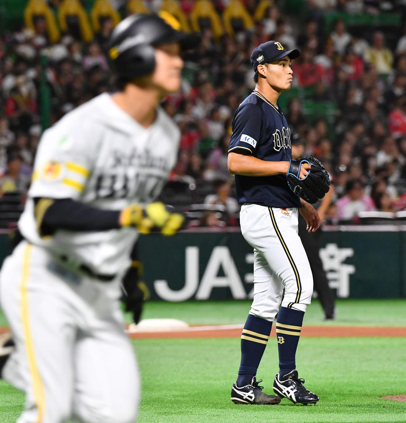 ソフトバンク対オリックス　1回裏ソフトバンク無死一塁、柳町（左）に先制の右越え2点本塁打を打たれた佐藤（撮影・岩下翔太）