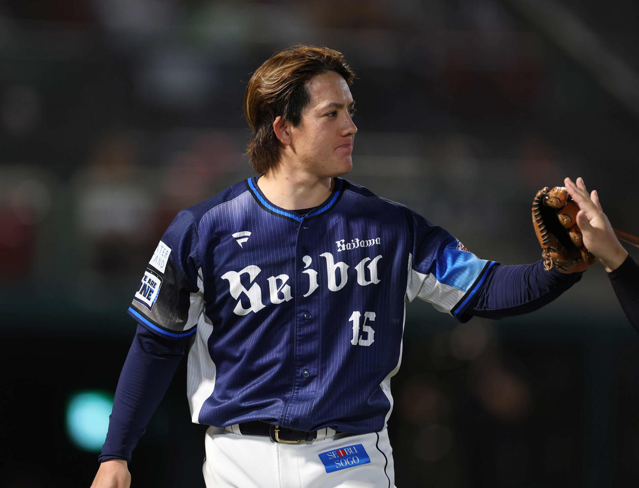 楽天対西武　6回裏楽天、ピンチを抑えナインとタッチを交わす西武與座（撮影・増田悦実）