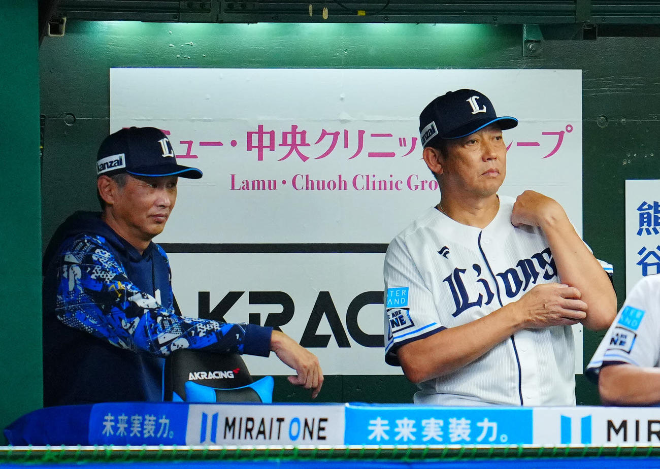 西武西口監督（左）と鳥越ヘッドコーチ（25年9月）