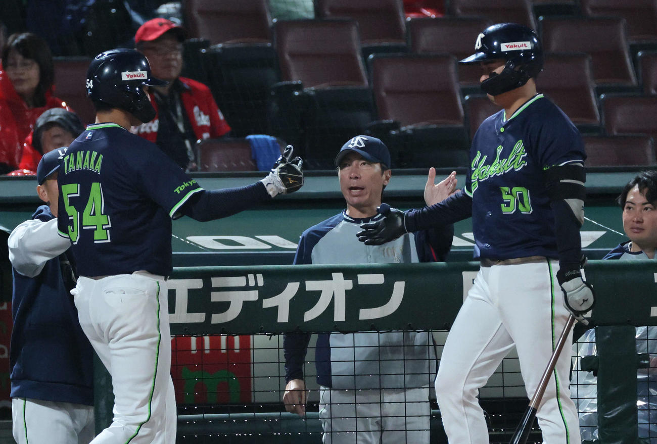 広島対ヤクルト　1回表ヤクルト1死二、三塁、村上の先制右犠飛で生還した田中を迎える高津監督（中央）（撮影・加藤孝規）