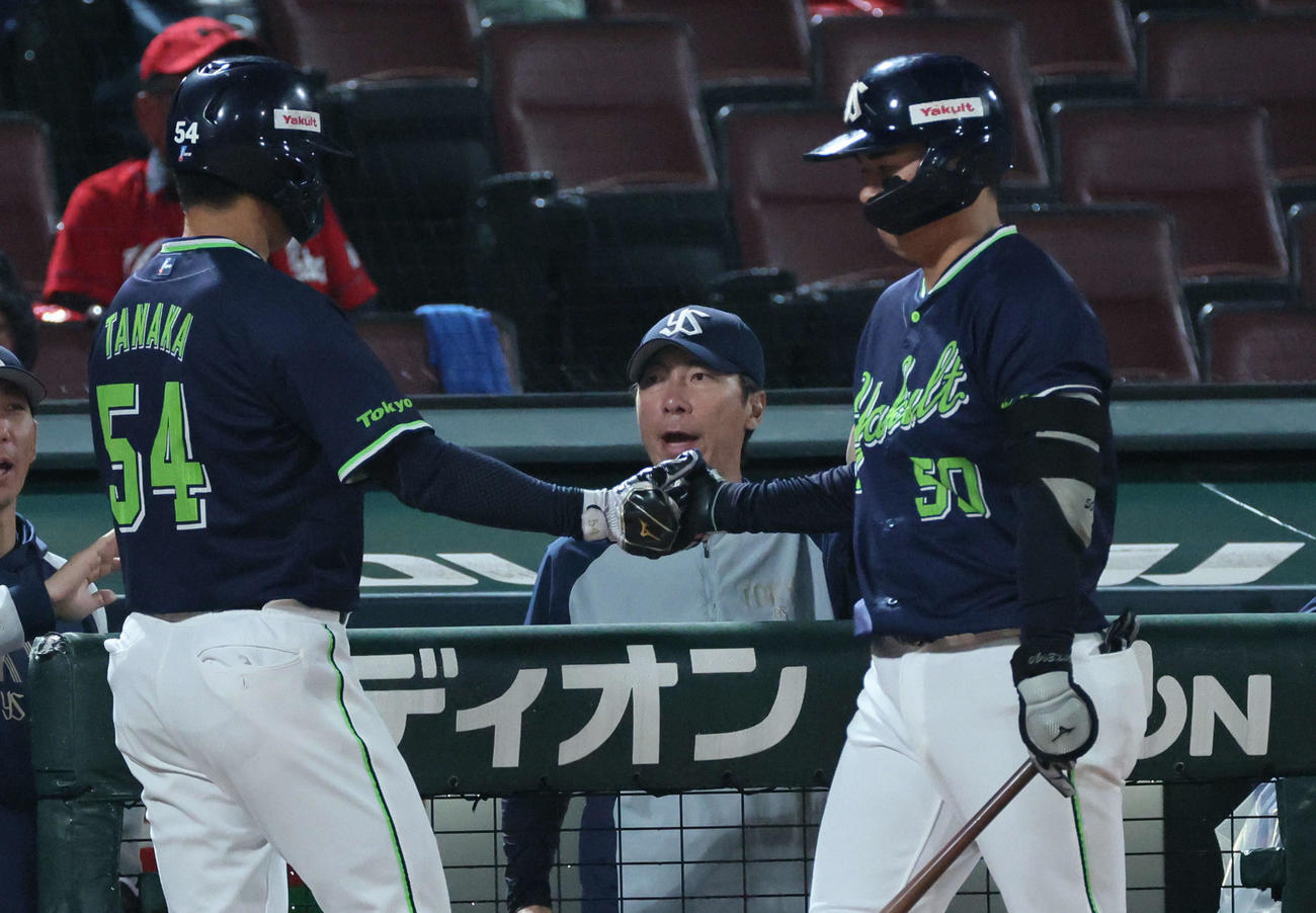 広島対ヤクルト　1回表ヤクルト1死二、三塁、村上の先制右犠飛で生還した田中を迎える高津監督（中央）（撮影・加藤孝規）