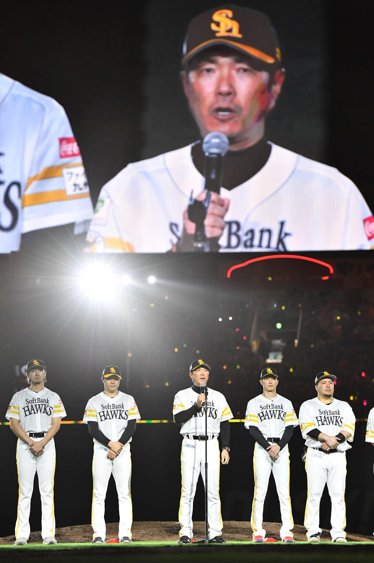 ソフトバンク対オリックス　本拠地最終戦セレモニーでファンにあいさつするソフトバンク小久保監督（撮影・岩下翔太）