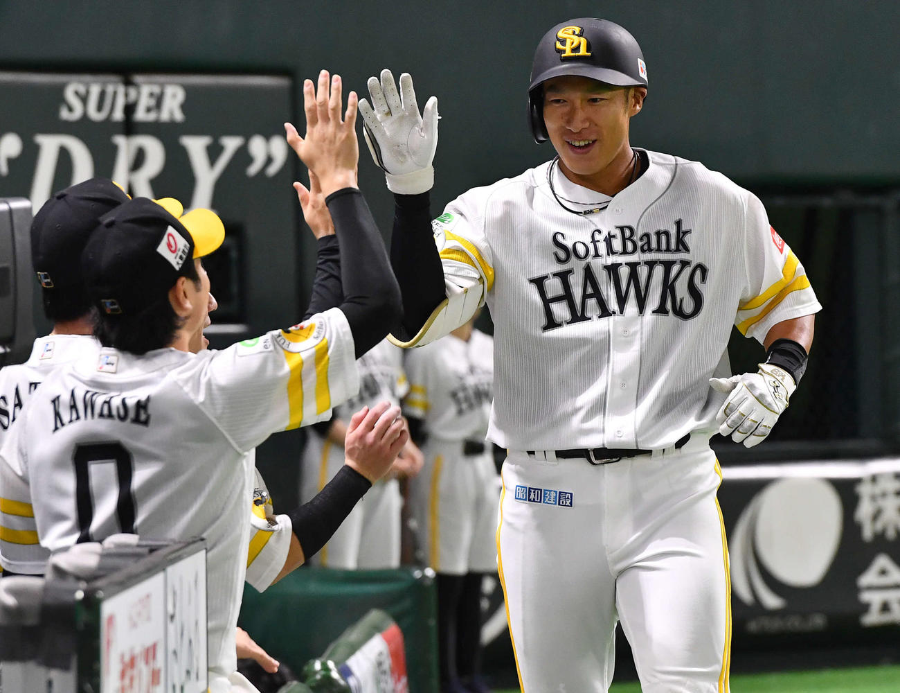 ソフトバンク対オリックス　6回裏ソフトバンク1死、左中間へ本塁打を放った柳田はナインと笑顔でタッチを交わす（撮影・岩下翔太）