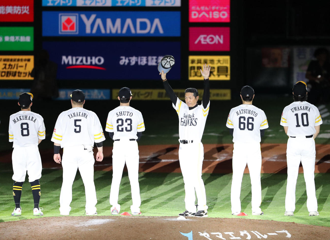ソフトバンク対オリックス　最終戦セレモニーでファンに手を振る小久保監督（撮影・梅根麻紀）