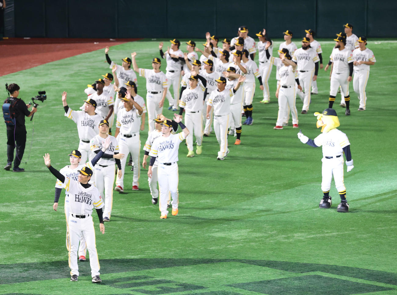 ソフトバンク対オリックス　最終戦セレモニーでファンに手を振る小久保監督（撮影・梅根麻紀）