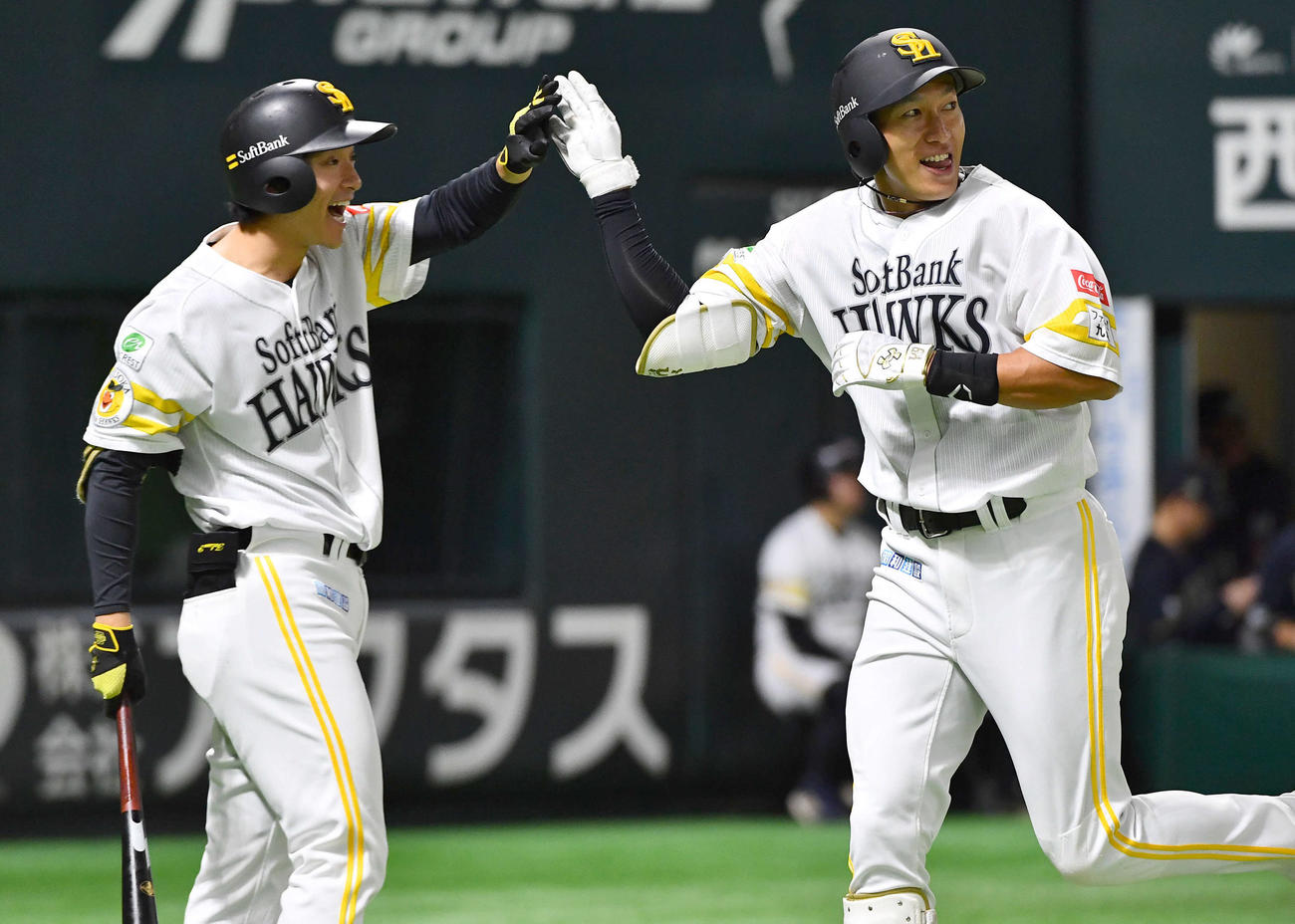 ソフトバンク対オリックス　6回裏ソフトバンク1死、左中間へ本塁打を放った柳田（右）は柳町とタッチを交わす（撮影・岩下翔太）