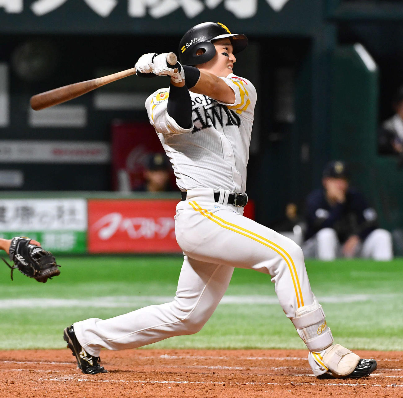 ソフトバンク対オリックス　5回裏ソフトバンク1死満塁、栗原は右中間へ満塁本塁打を放つ（撮影・岩下翔太）