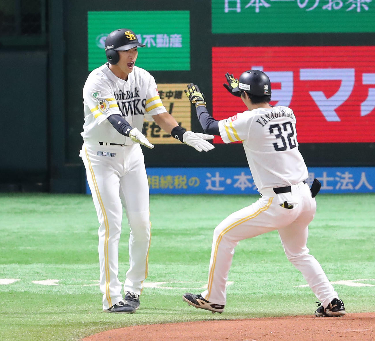 ソフトバンク対オリックス　1回裏ソフトバンク無死一塁、柳町は右越えに先制となる2点本塁打を放ち柳田悠岐とハイタッチ（撮影・梅根麻紀）