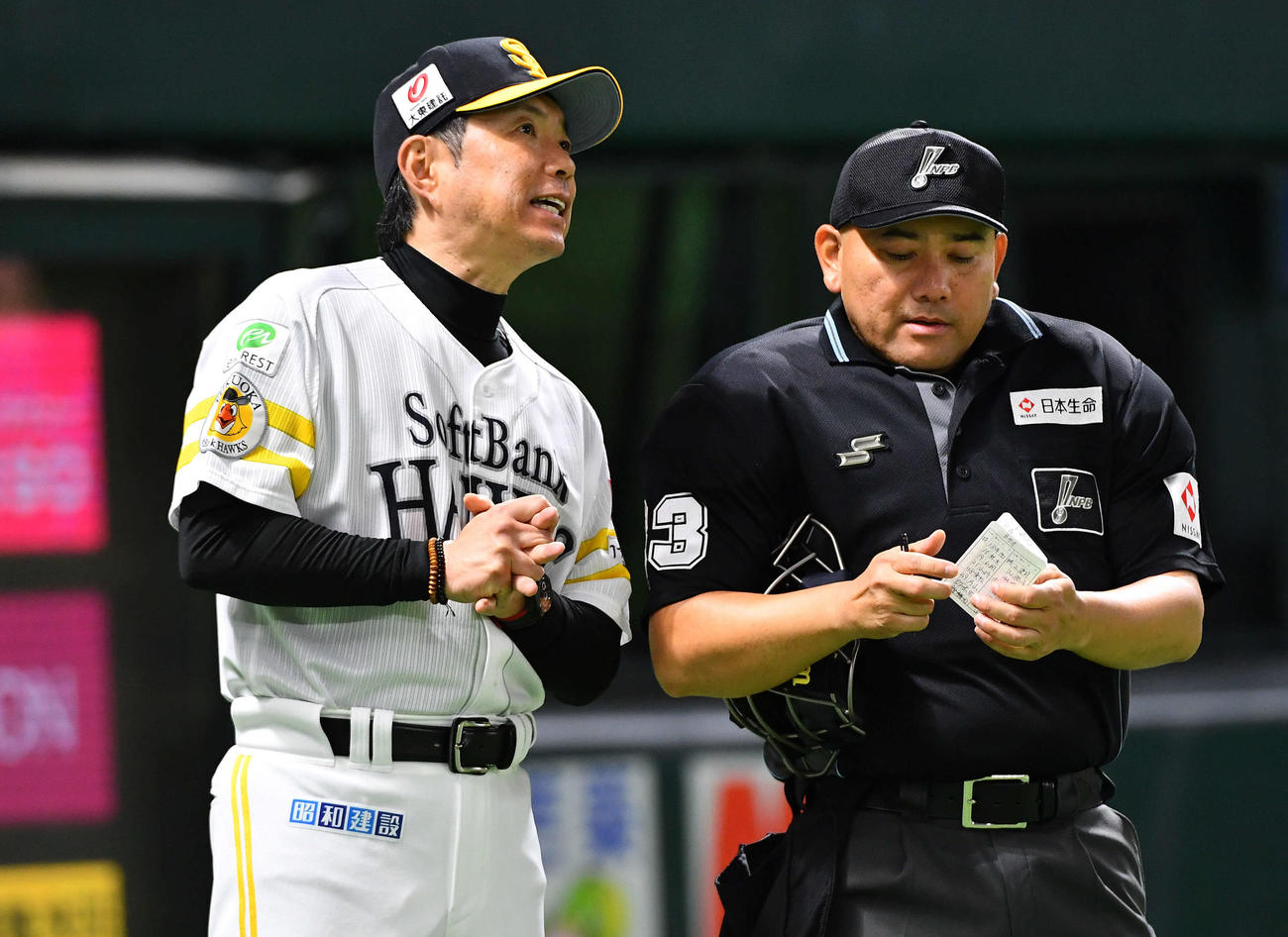 ソフトバンク対オリックス　6回裏終了後、守備の交代を告げる小久保監督（撮影・岩下翔太）