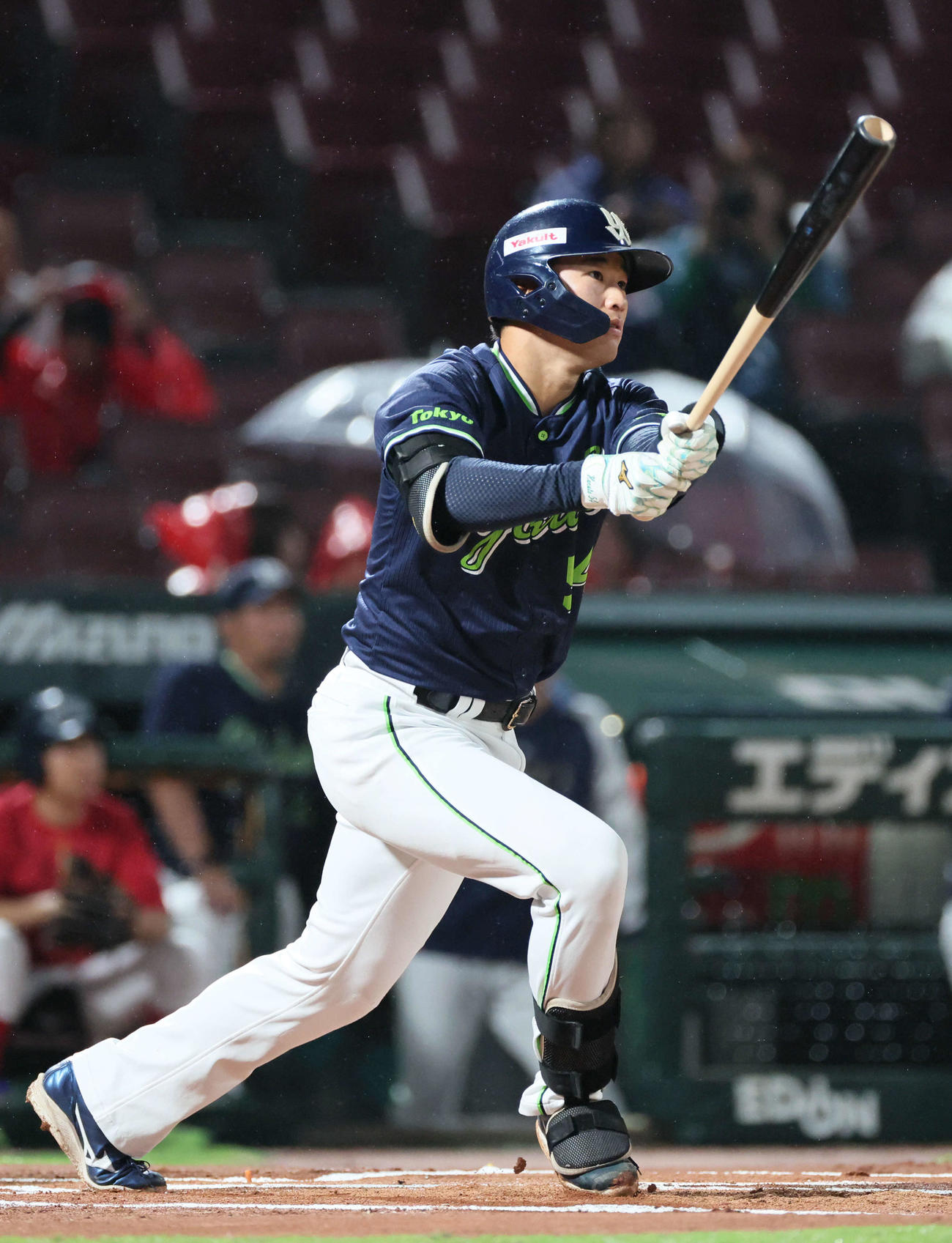 広島対ヤクルト　1回表ヤクルト無死、田中は右越え二塁打を放つ（撮影・加藤孝規）