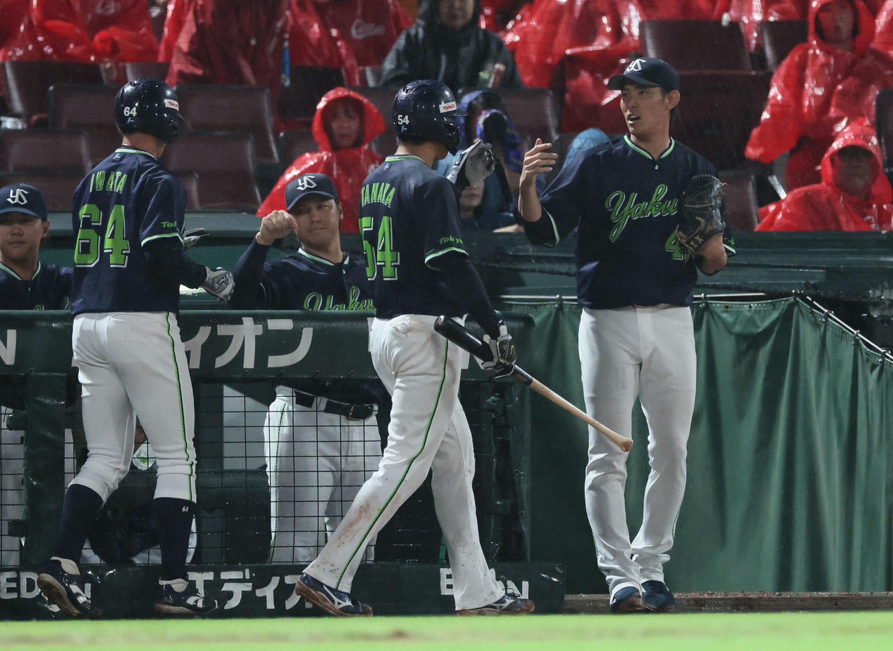 広島対ヤクルト　5回表ヤクルト2死二、三塁、オスナの左2点適時二塁打で生還した田中、岩田を迎える先発の高梨（撮影・加藤孝規）