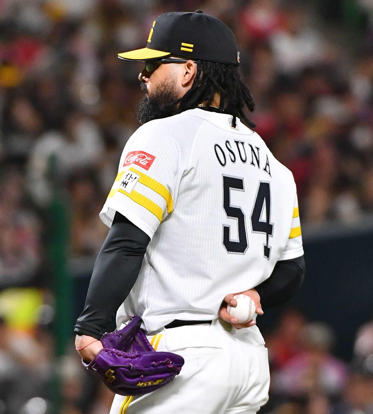 7回表、メガネをかけて登板したオスナ（撮影・岩下翔太）