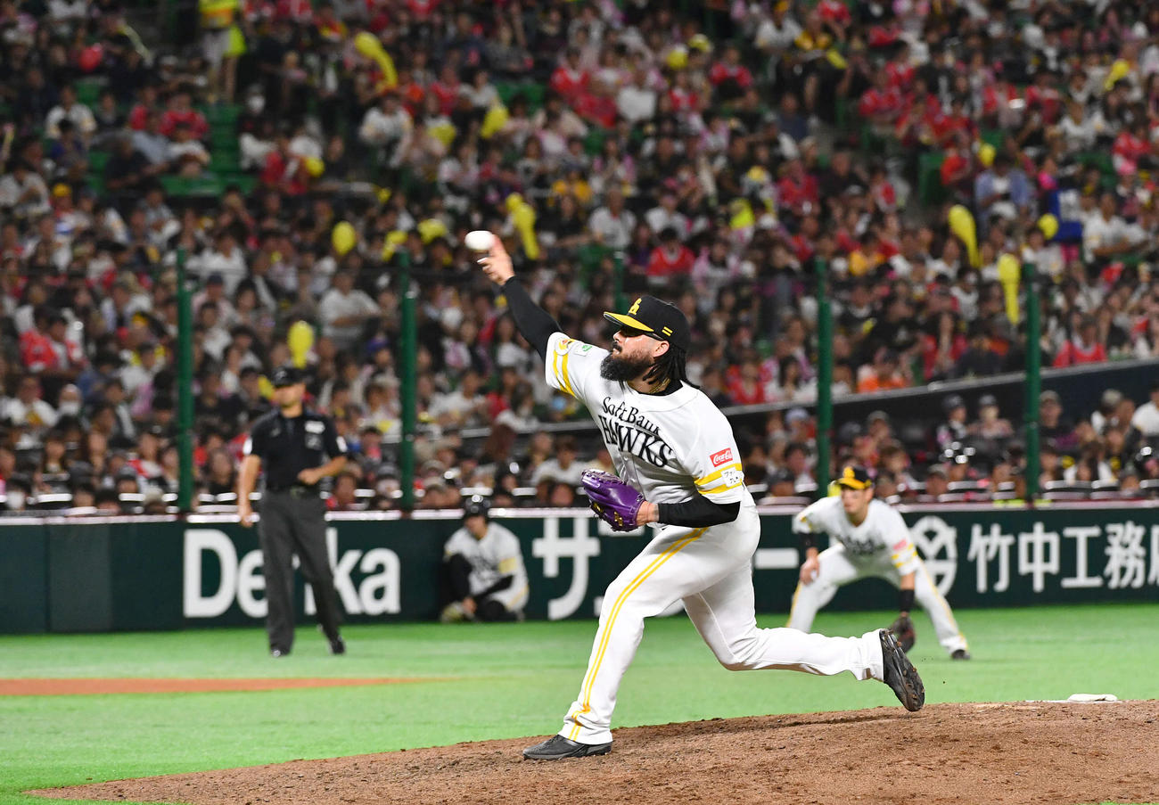 ソフトバンク対オリックス　7回表から登板した、ソフトバンク4番手のオスナ（撮影・岩下翔太）