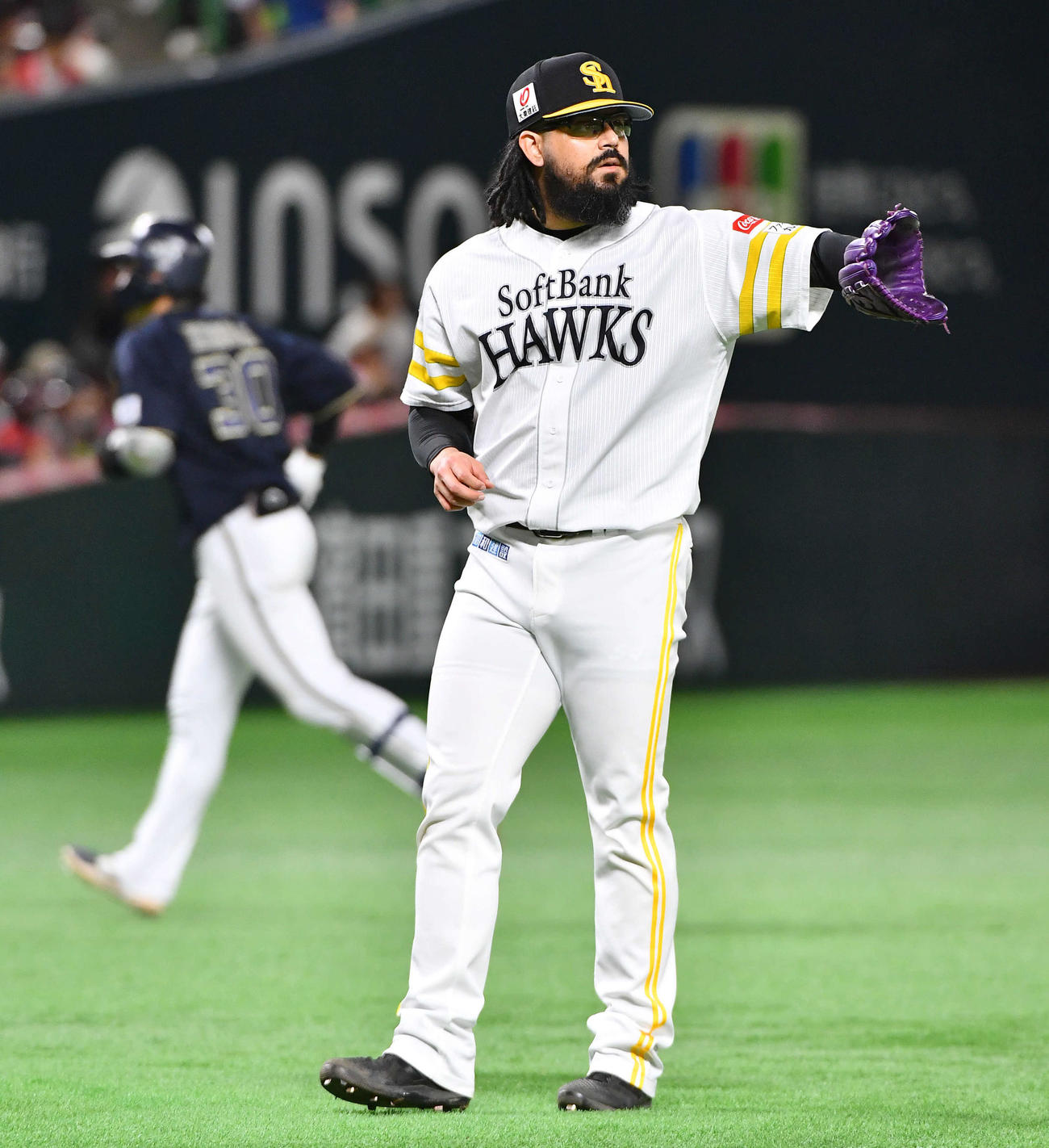 ソフトバンク対オリックス　7回表オリックス1死、広岡（左）を右飛に抑えたオスナ（撮影・岩下翔太）