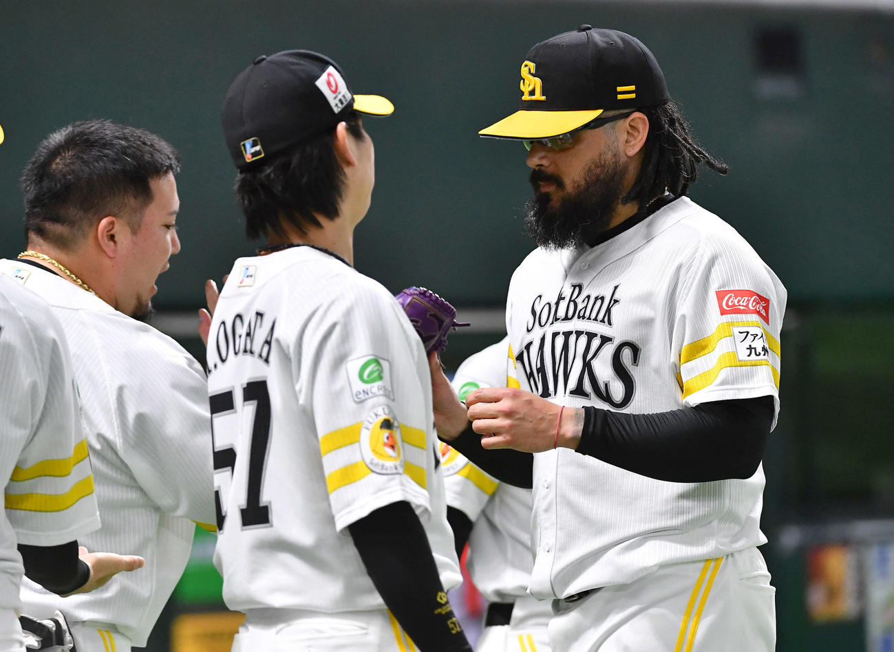 ソフトバンク対オリックス　7回表を3者凡退に抑えたオスナ（右）はナインとタッチを交わしながらベンチへ戻る（撮影・岩下翔太）