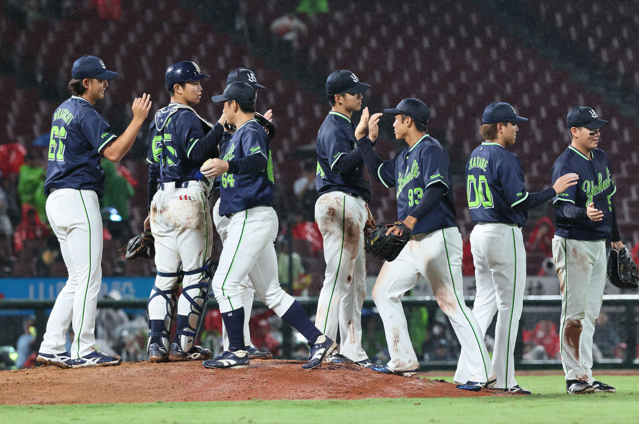 広島対ヤクルト　広島に快勝したヤクルトナイン（撮影・加藤孝規）