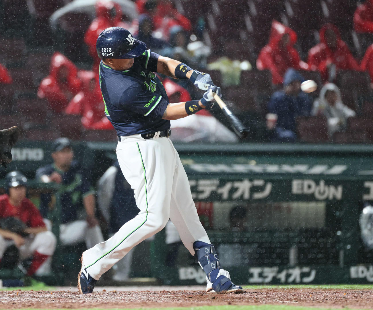 広島対ヤクルト　5回表ヤクルト2死二、三塁、オスナは左2点適時二塁打を放つ（撮影・加藤孝規）