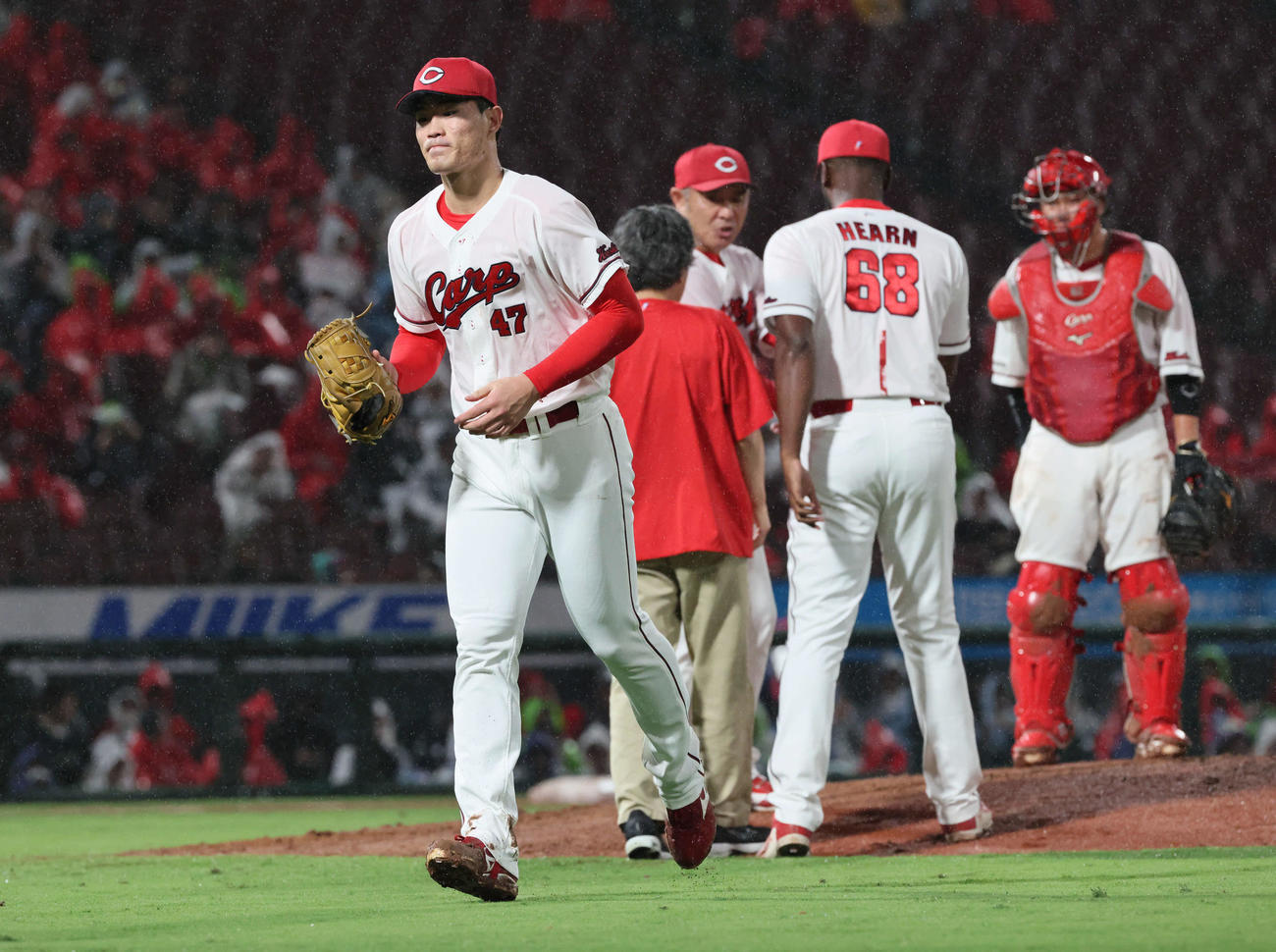広島対ヤクルト　5回表ヤクルト2死一、二塁、降板する斉藤（撮影・加藤孝規）