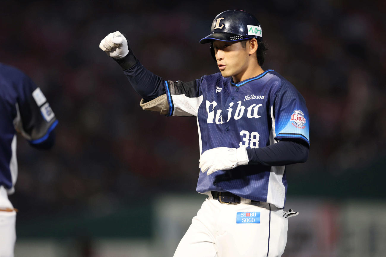 楽天対西武　2回表西武1死、右安打を放ちガッツポーズをする佐藤太（撮影・増田悦実）