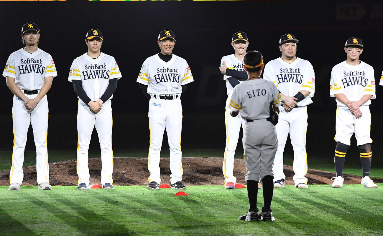 ソフトバンク対オリックス　本拠地最終戦セレモニーでファンクラブ代表の子どもからのあいさつを笑顔で聞く、左からソフトバンク上沢、松本裕、小久保監督、周東、山川、牧原大（撮影・岩下翔太）