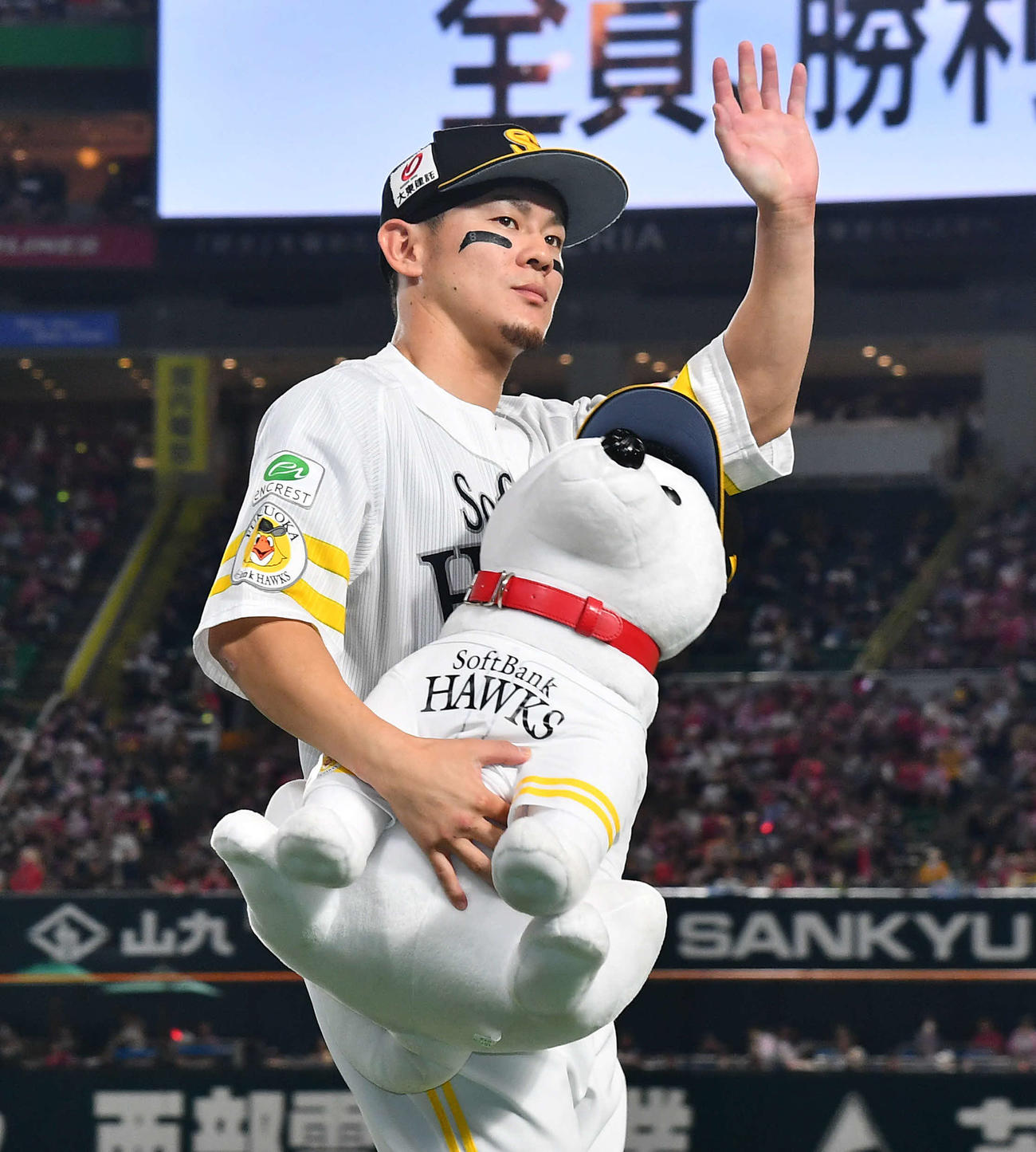 ソフトバンク対オリックス　本拠地最終戦セレモニーでお父さん犬のぬいぐるみを手に場内を1周するソフトバンク牧原大（撮影・岩下翔太）