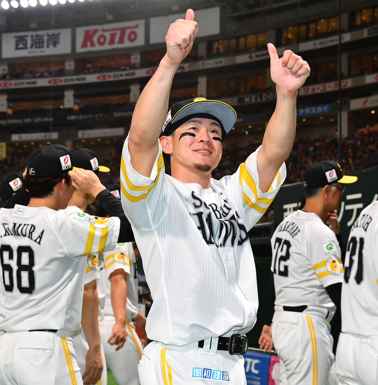 ソフトバンク対オリックス　本拠地最終戦セレモニーで場内を1周し、スタンドに笑顔でサムズアップを見せながら引き揚げるソフトバンク牧原大（撮影・岩下翔太）