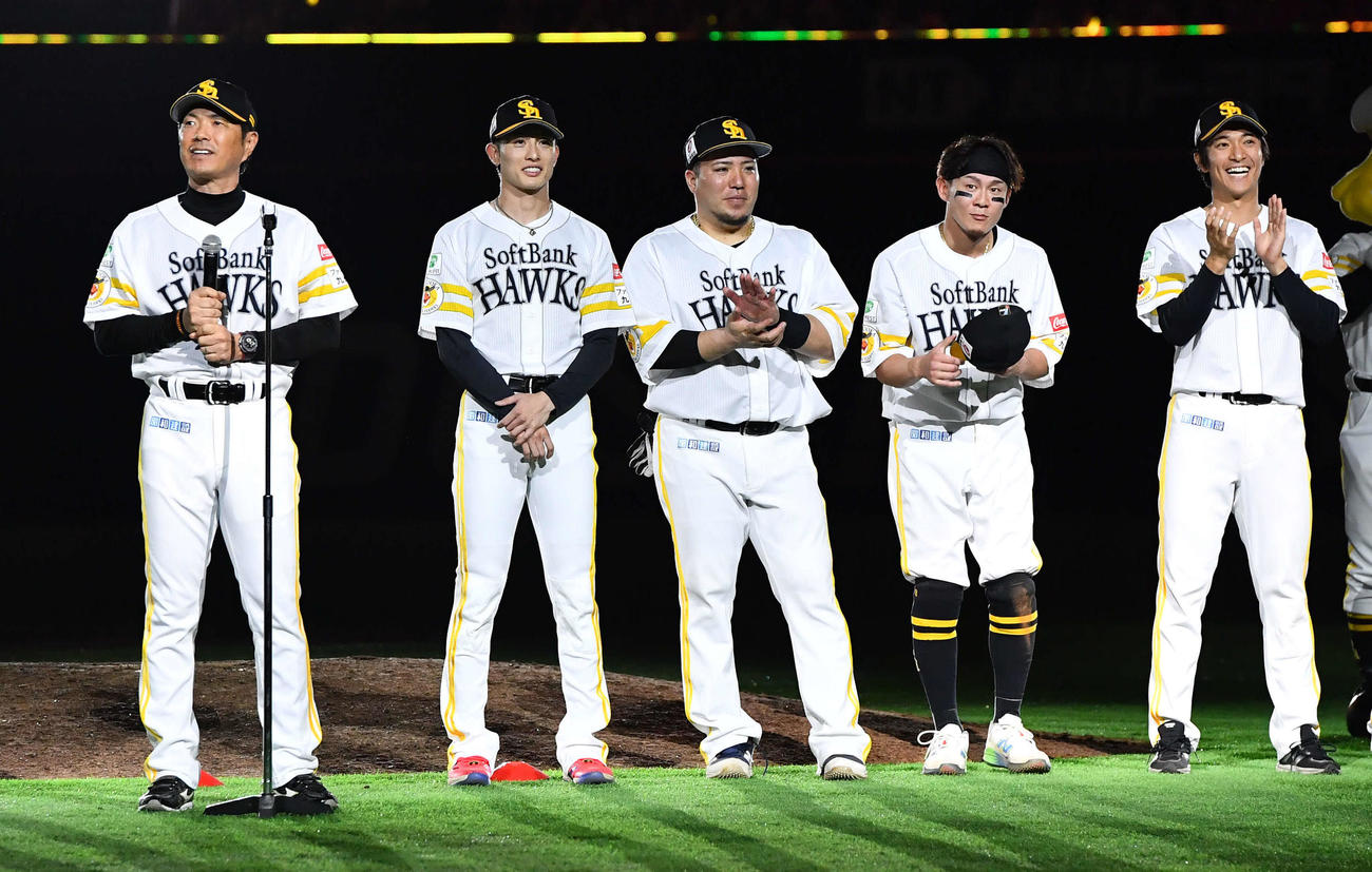 ソフトバンク対オリックス　本拠地最終戦セレモニーでソフトバンク小久保監督（左端）から今日の試合で首位打者が濃厚となったことを明かされ、ファンに一礼する牧原大（右から2人目）。右端は柳町（撮影・岩下翔太）