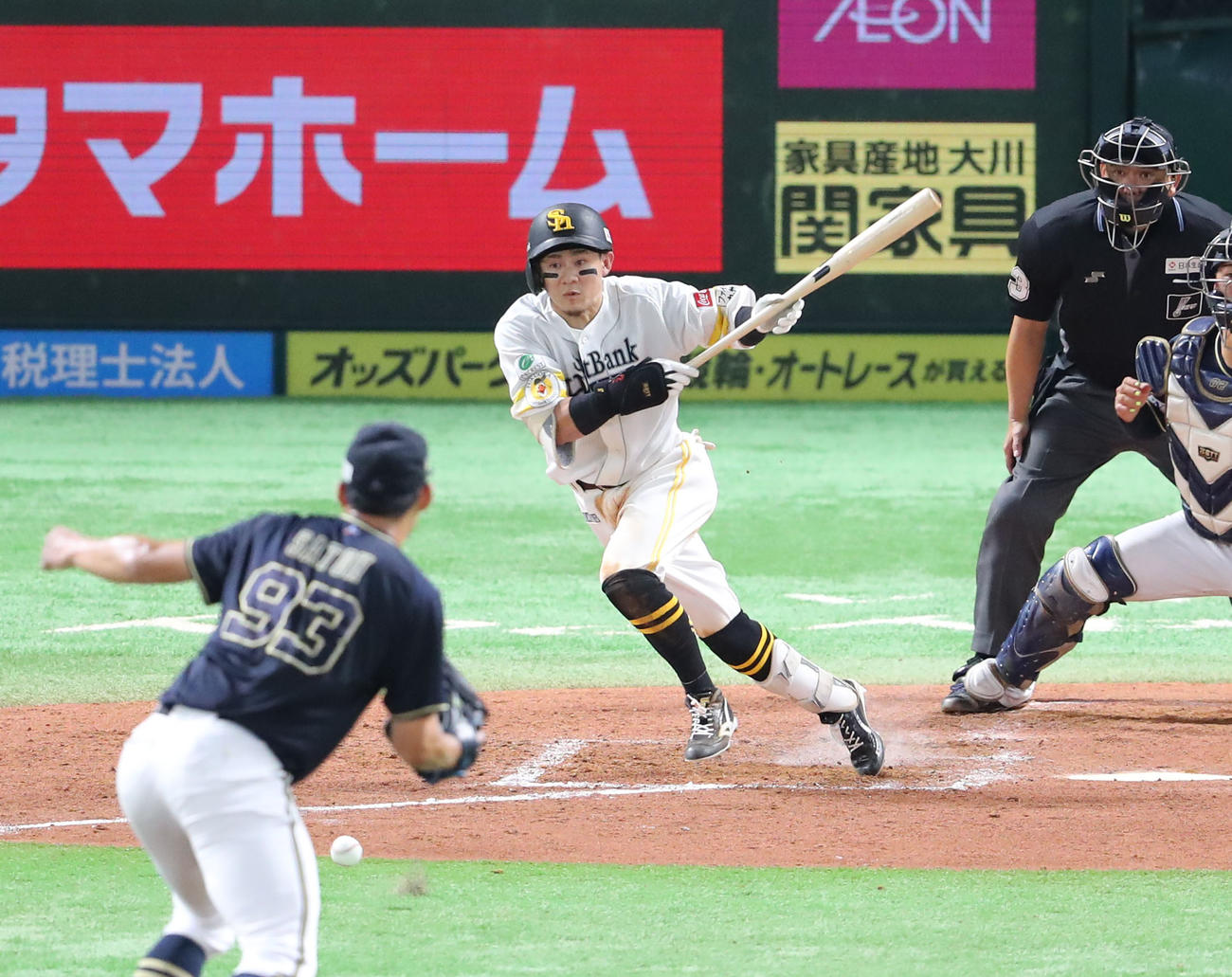 ソフトバンク対オリックス　5回裏ソフトバンク1死一、二塁、牧原大は二内野安打を放つ（撮影・梅根麻紀）