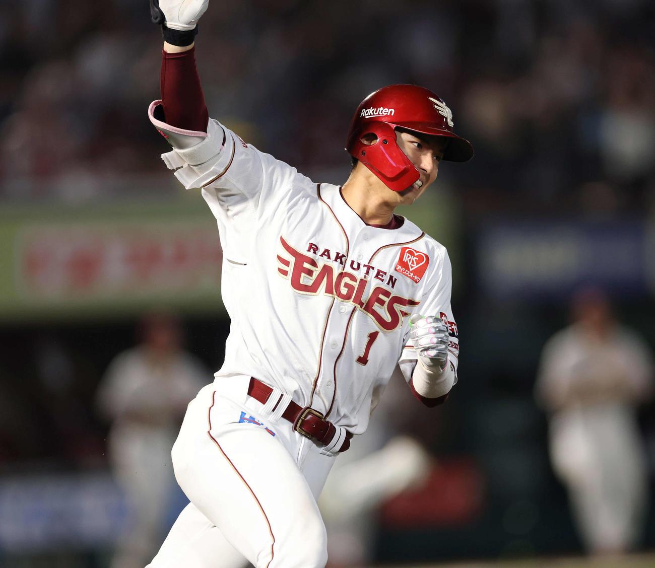 楽天対西武　9回裏楽天1死二、三塁、適時打を放ち喜ぶ宗山（撮影・増田悦実）