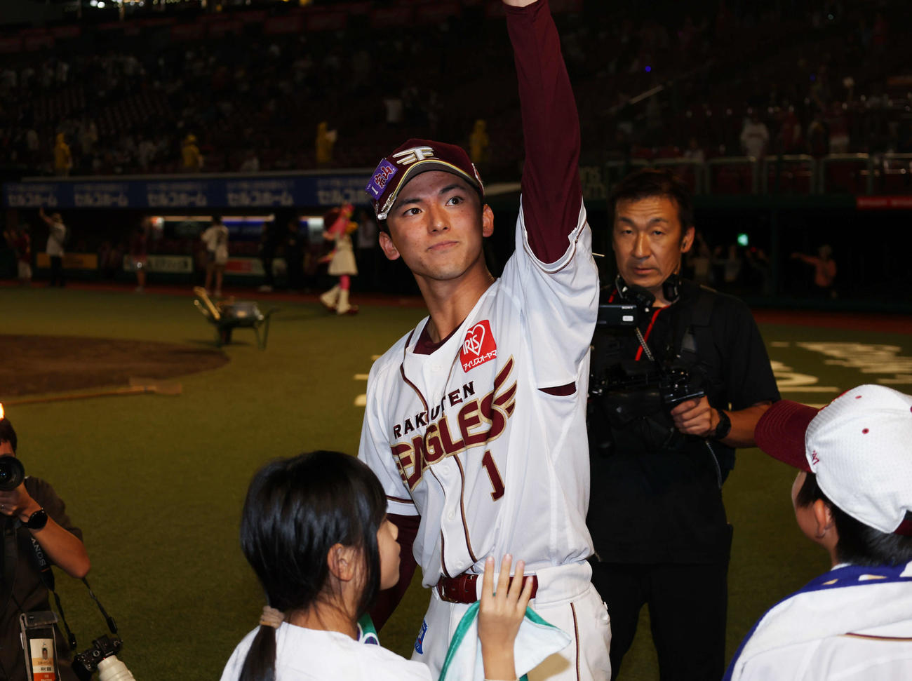 楽天対西武　サヨナラ勝ちしファンに手を振る楽天宗山（撮影・増田悦実）