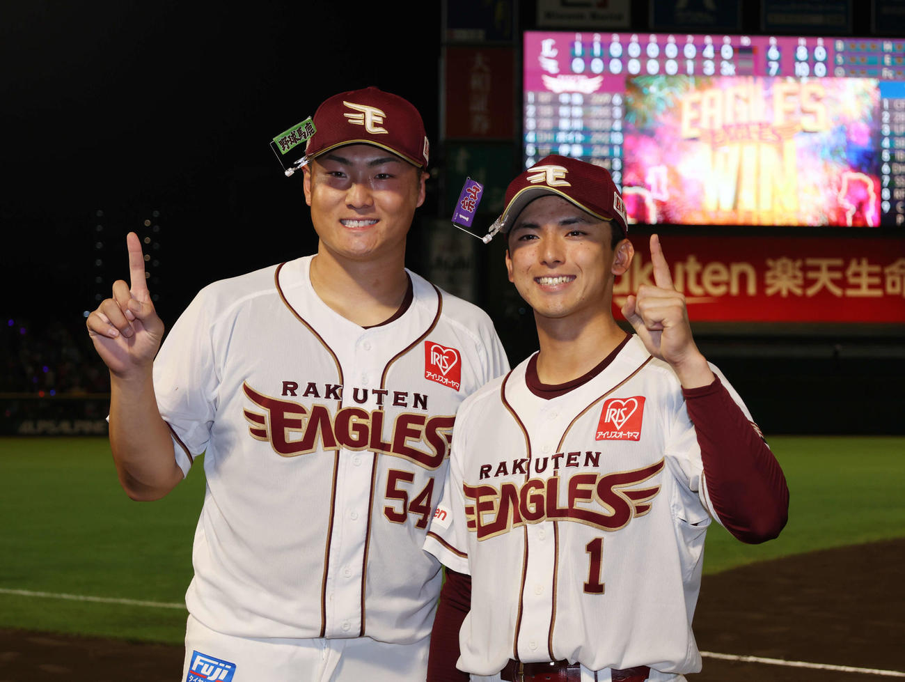 楽天対西武　サヨナラ勝ちし笑顔で「1」ポーズをする楽天日当（左）と宗山（撮影・増田悦実）