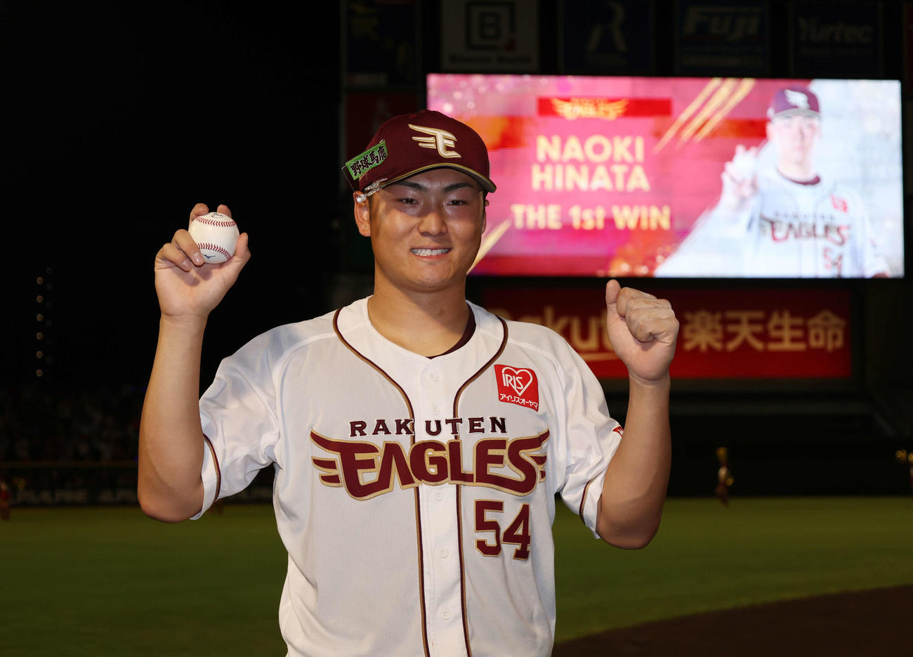 楽天対西武　初勝利し笑顔でガッツポーズをする楽天日当（撮影・増田悦実）